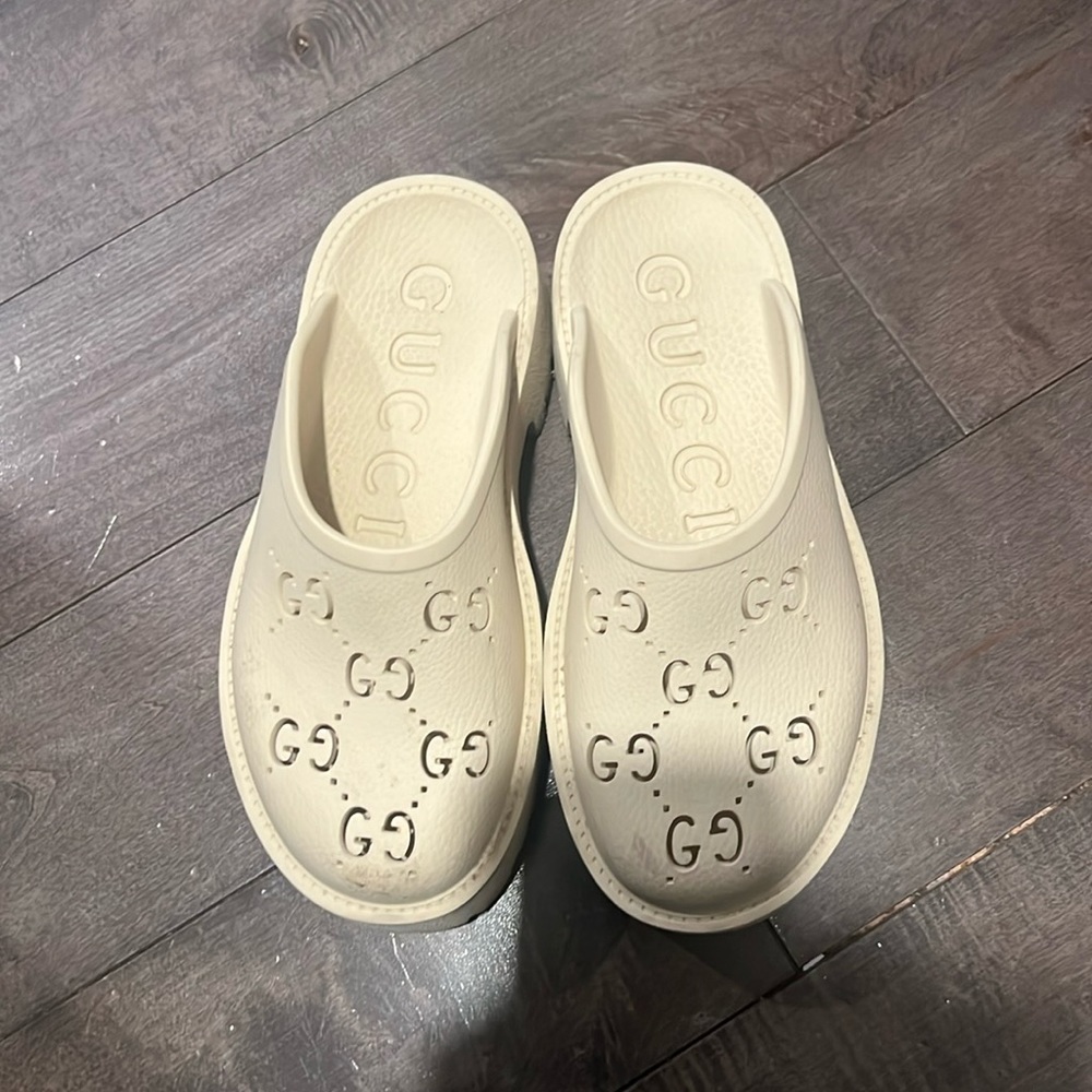 Gucci rubber platform slides !! Size 37 worn a few times in great condition